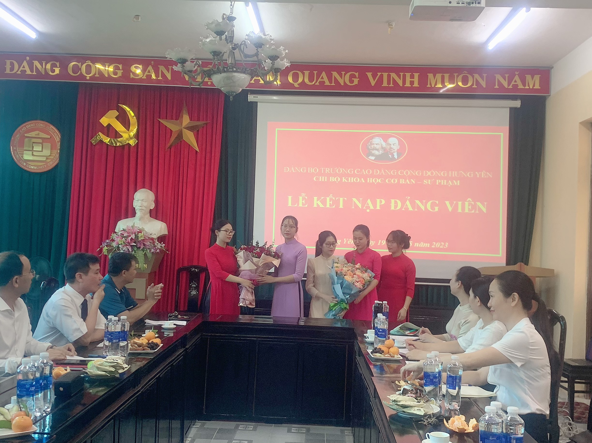 LỄ KẾT NẠP ĐẢNG VIÊN CHO SINH VIÊN